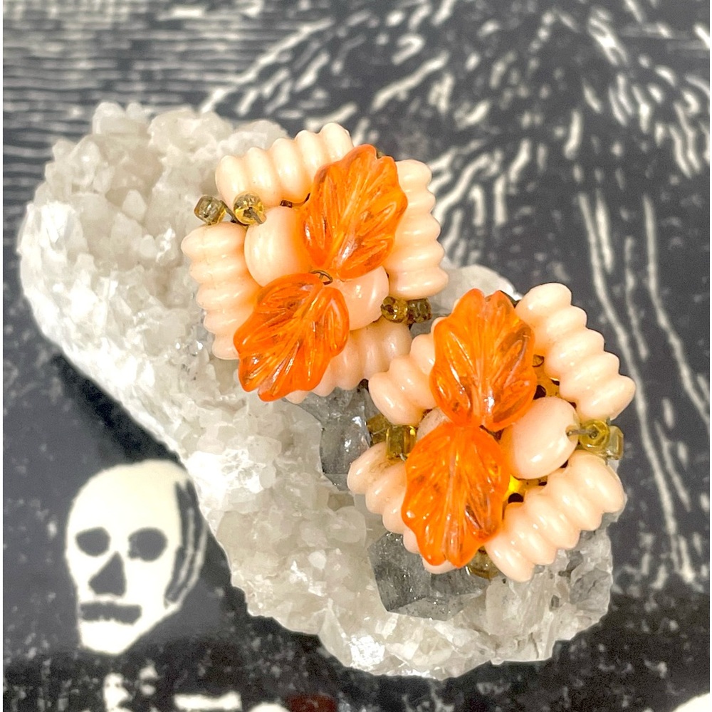 🖤 Vintage 🖤 🍊Mid Century Orange Leaves Peach Beads Clip On Earrings Brass